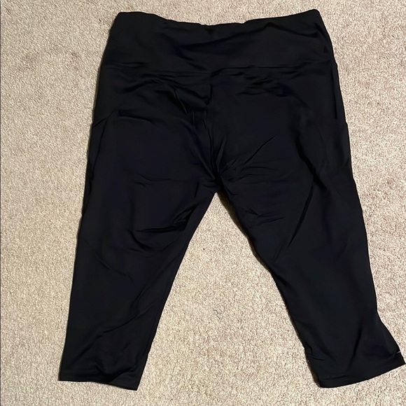 Women’s Capri Black Leggings - Picture 3 of 3